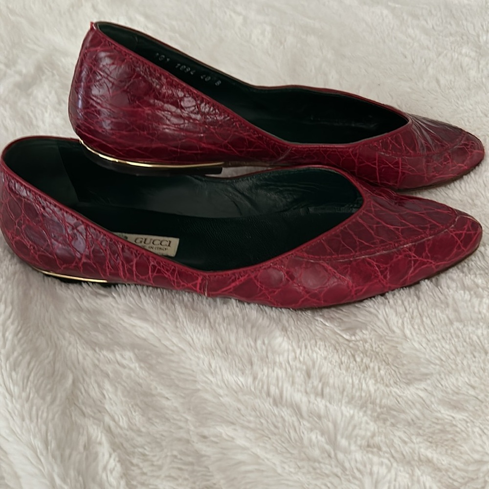 Gucci women’s Vintage alligator flats